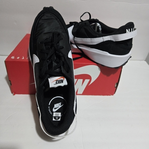 NIKE NEW Men\'s Black and White Running Shoes.Size 12